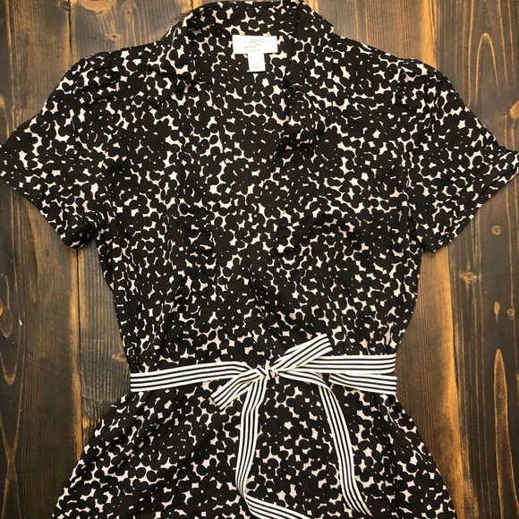 Ann Taylor Loft Petite Blouse- BLACK & WHITE Pattern wrap around top 4P - Picture 2 of 2
